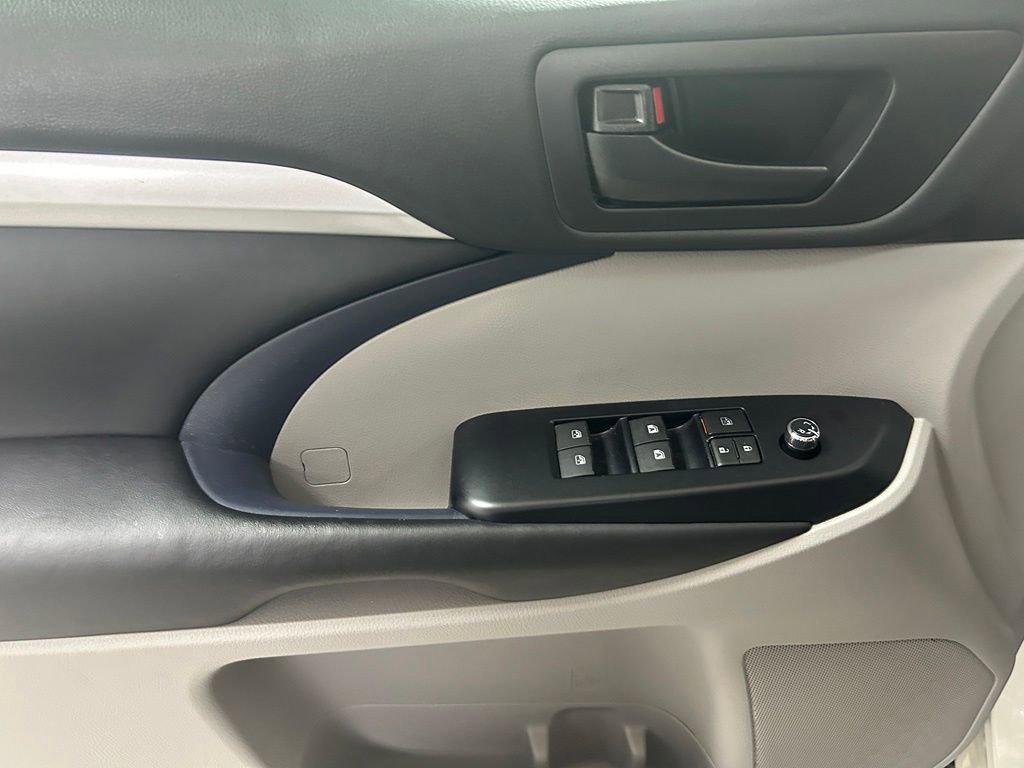 Used 2018 Toyota Highlander Plus AWD/4WD image 17