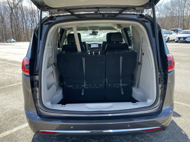 Used 2023 Chrysler Pacifica Touring-L image 7