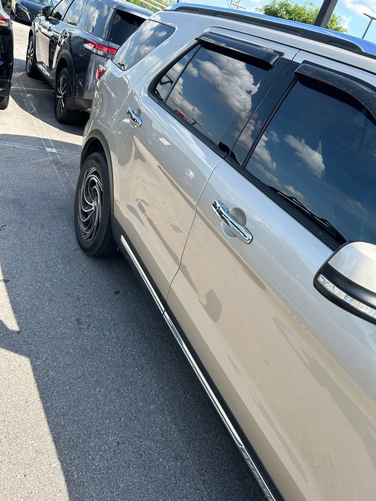 Used 2017 Ford Explorer Limited w/ Equipment Group 301A FWD image 3