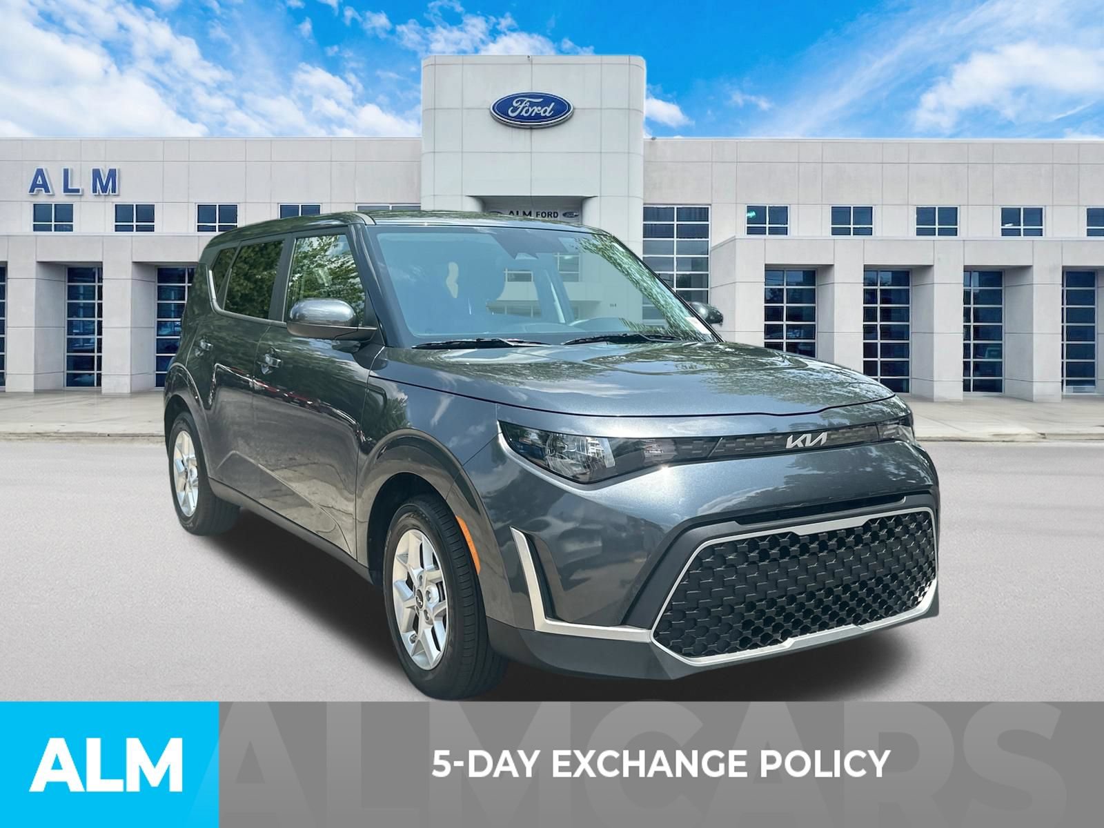 Used 2025 Kia Soul LX w/ LX Technology Package FWD image 3