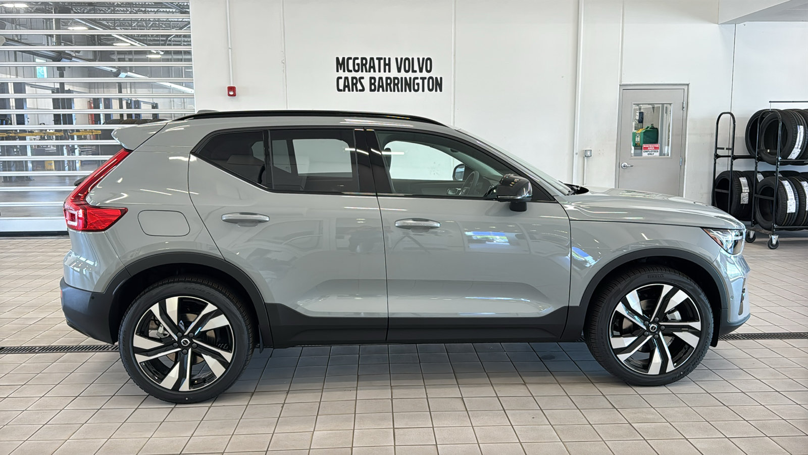 New 2026 Volvo XC40 B5 Plus w/ Climate Package AWD/4WD image 4