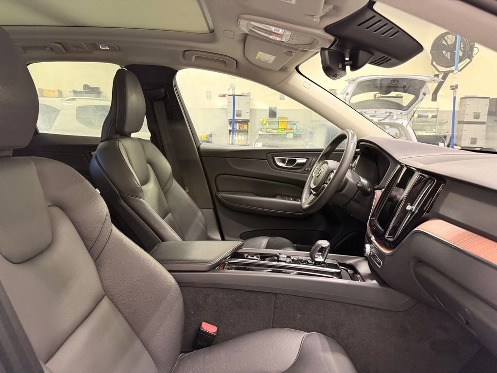 Used 2023 Volvo XC60 B5 Plus image 29