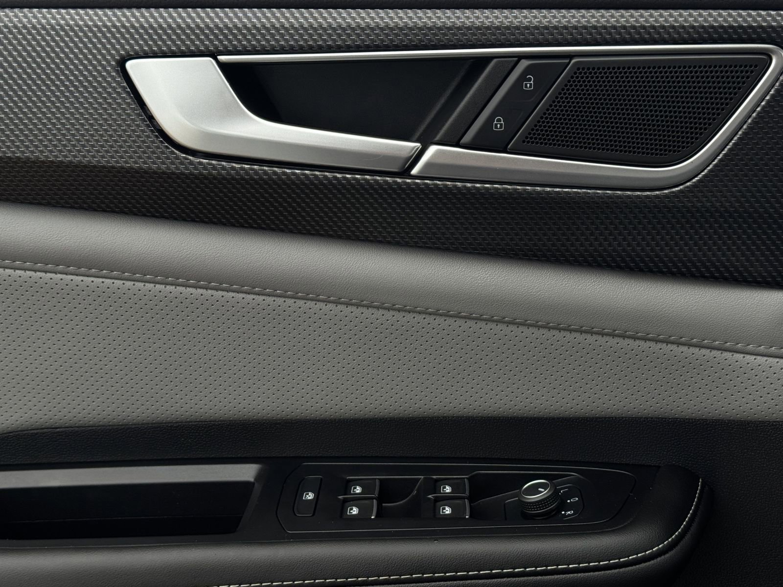 Used 2024 Volkswagen Atlas Cross Sport SEL R-Line AWD/4WD image 25