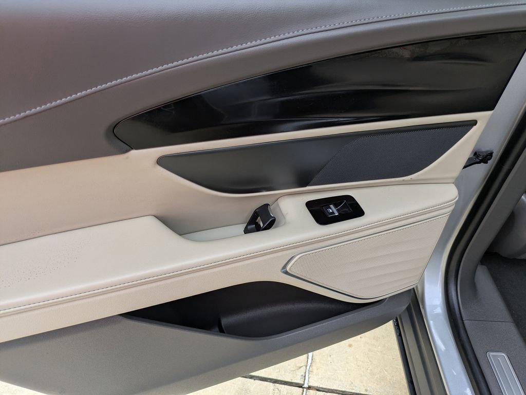 Used 2025 Lincoln Nautilus Premier image 11