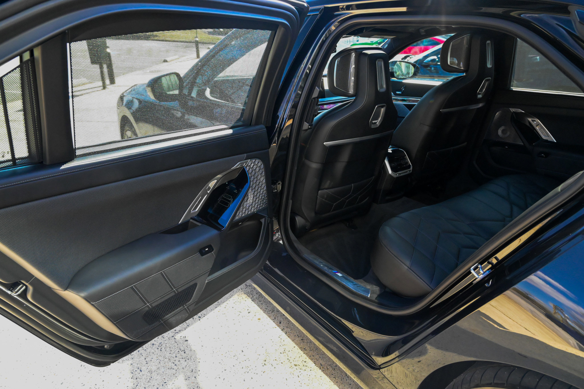 Used 2023 BMW 760i xDrive w/ Executive Package image 34