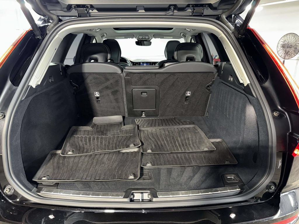Used 2025 Volvo XC60 B5 Plus AWD/4WD image 17