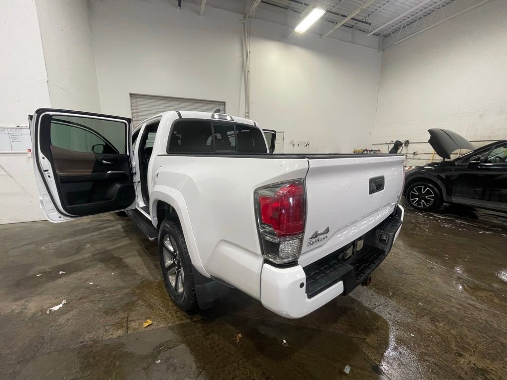 Used 2016 Toyota Tacoma Limited w/ Towing Package AWD/4WD image 17