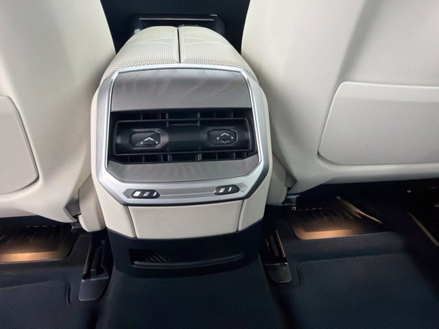 Used 2025 BMW 760i xDrive w/ Executive Package AWD/4WD image 27