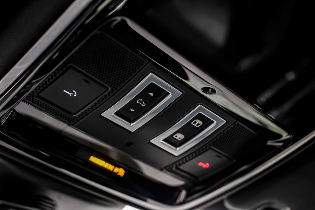 Used 2018 Land Rover Range Rover Sport SVR image 46