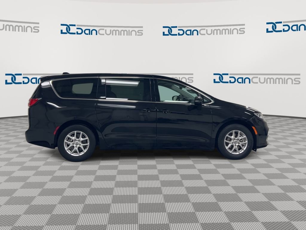 Used 2024 Chrysler Pacifica Touring-L image 9