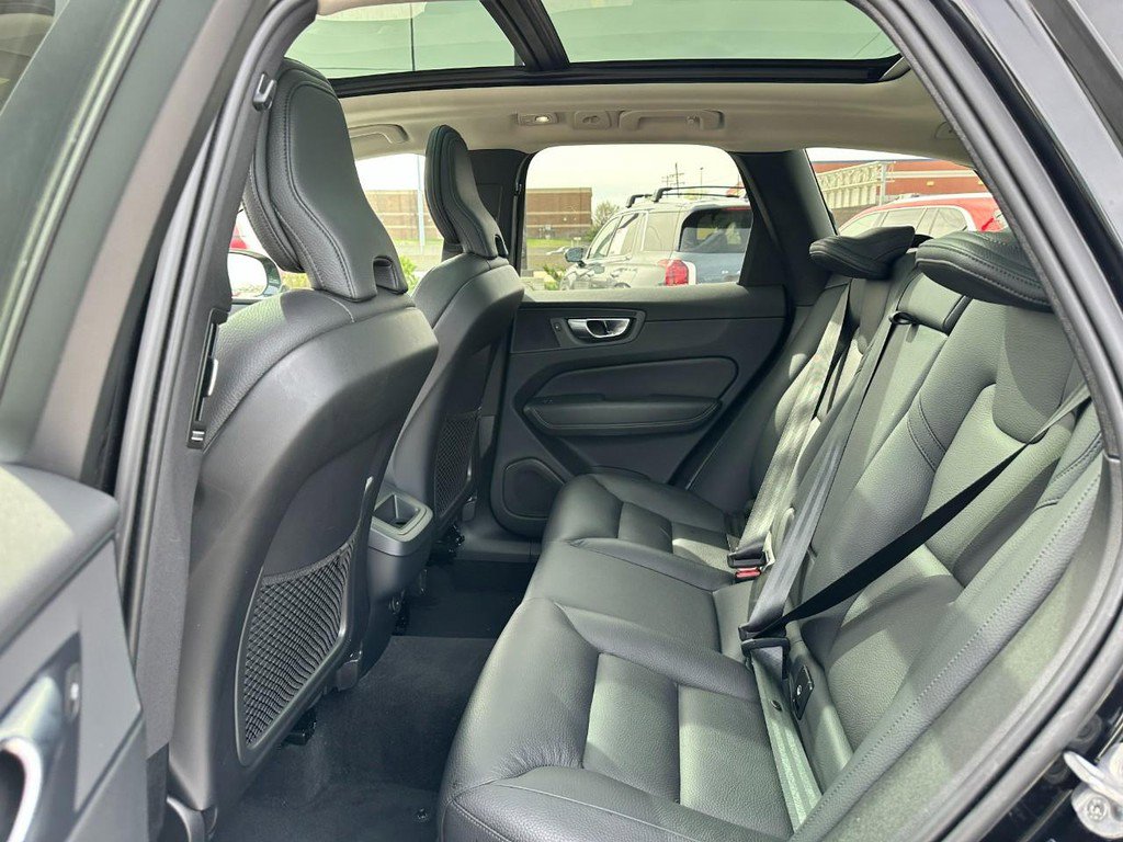 Used 2024 Volvo XC60 B5 Plus image 10