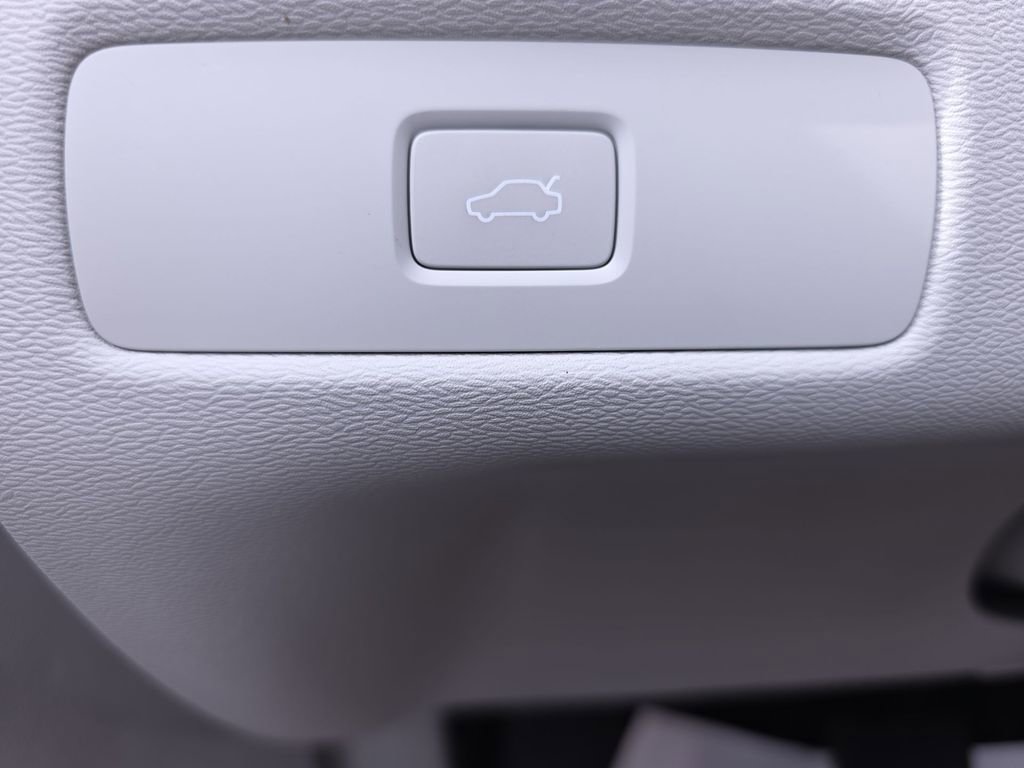 Used 2023 Volvo XC60 B5 Plus image 28