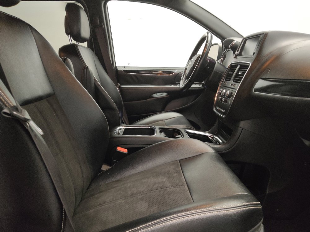 Used 2019 Dodge Grand Caravan SXT w/ Blacktop Package FWD image 21