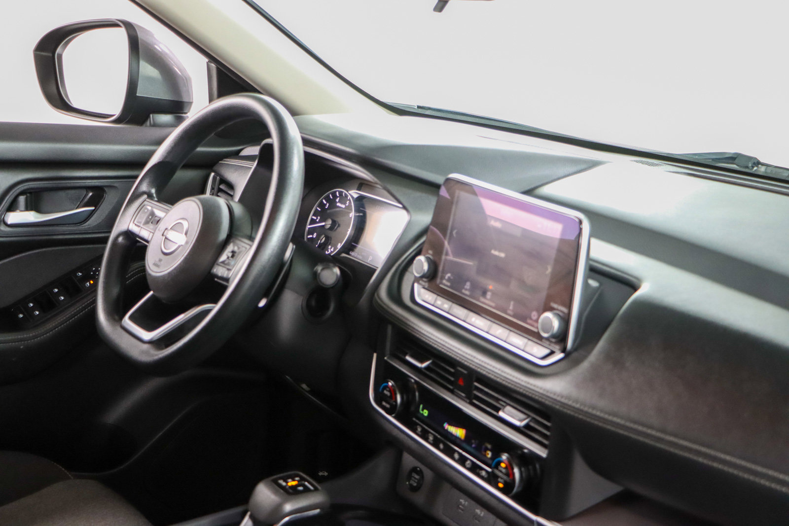 Used 2024 Nissan Rogue SV image 25