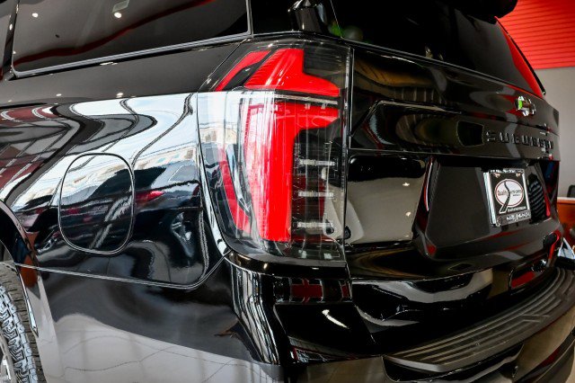 Used 2025 Chevrolet Suburban Z71 image 12