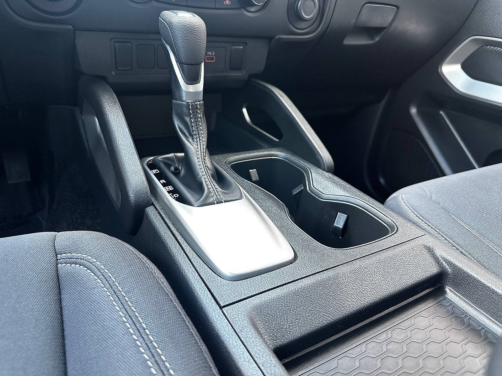 Used 2024 Nissan Frontier SV image 19