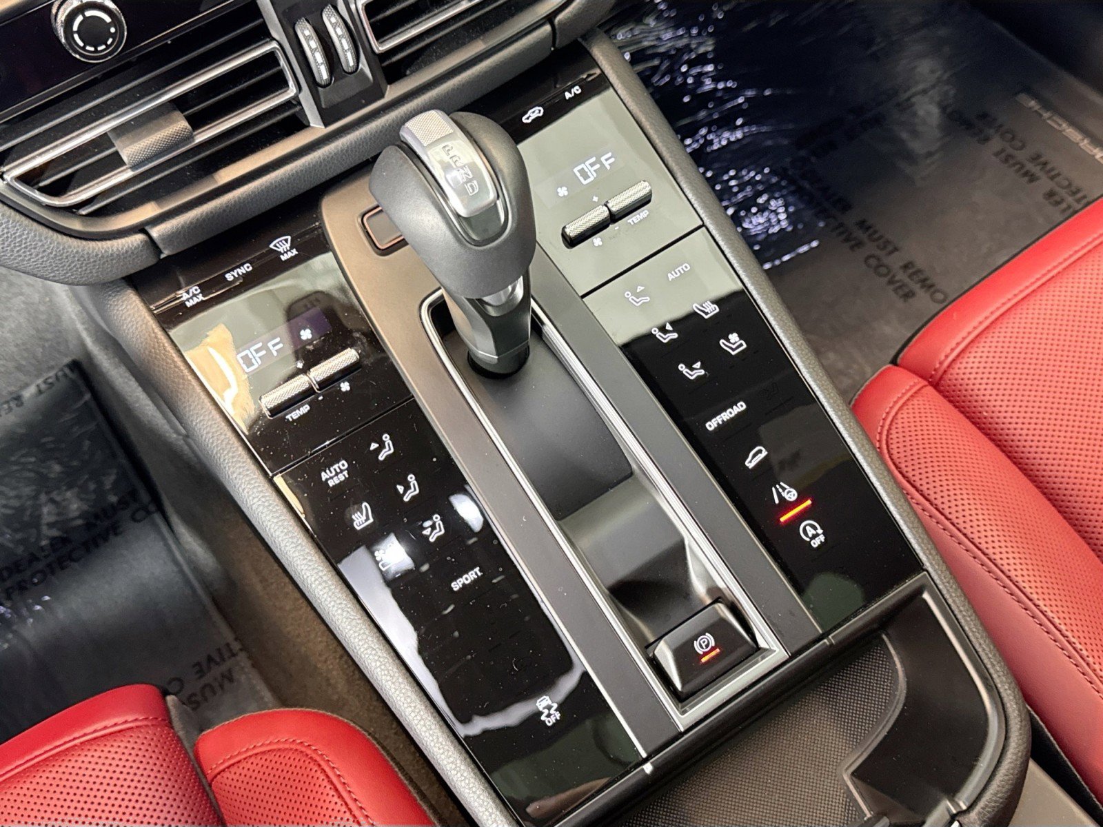 Certified 2025 Porsche Macan AWD/4WD image 18