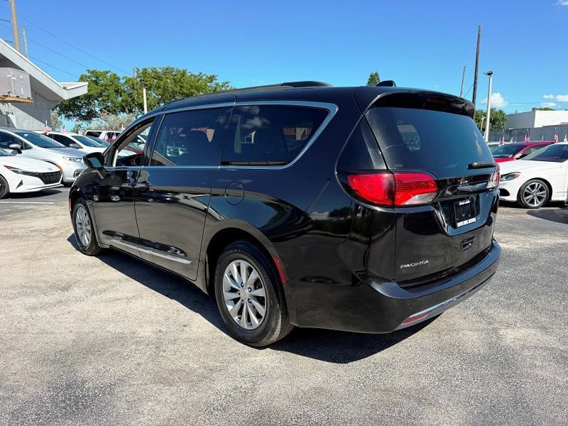 Used 2017 Chrysler Pacifica Touring-L FWD image 7