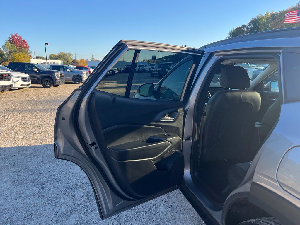 Used 2025 Chevrolet Trax LT w/ LT Convenience Package FWD image 28