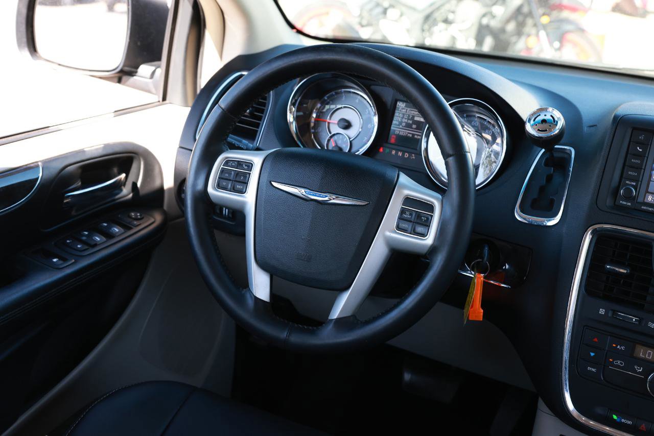 Used 2014 Chrysler Town & Country Touring FWD image 31