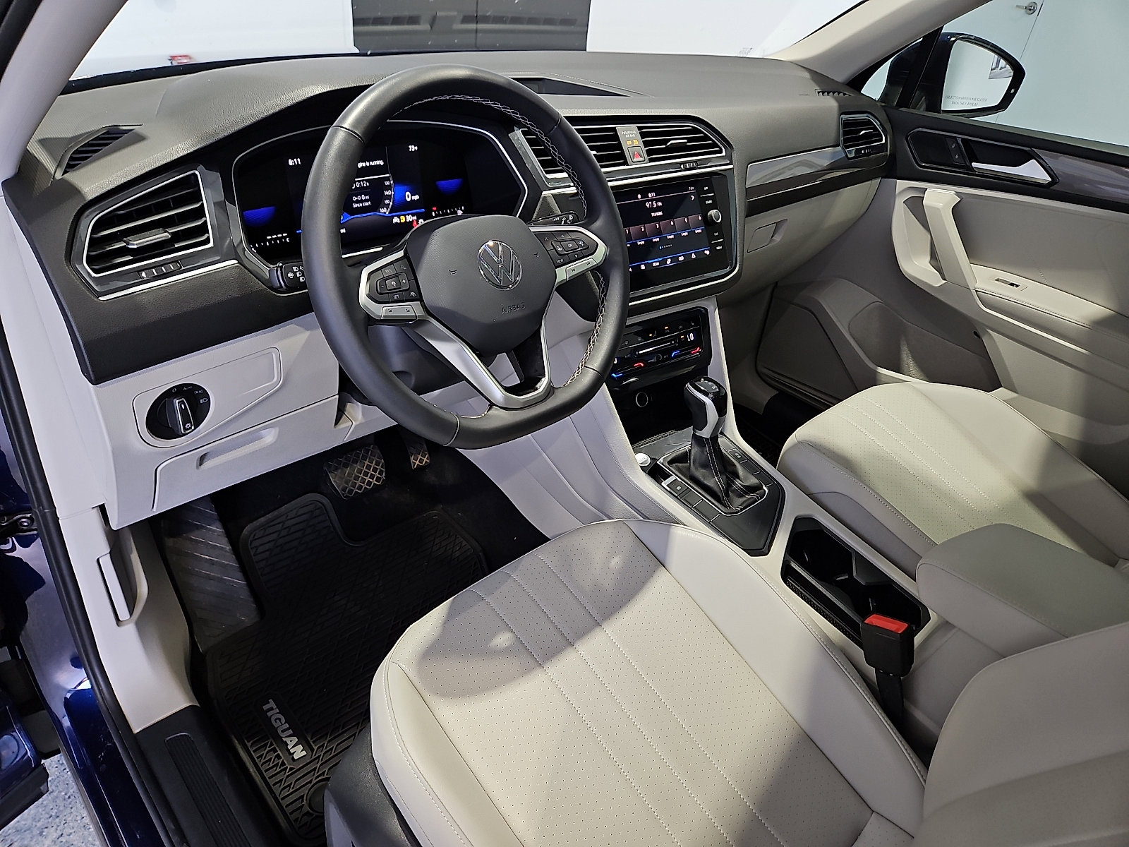 Certified 2024 Volkswagen Tiguan SE w/ Panoramic Sunroof Package FWD image 11