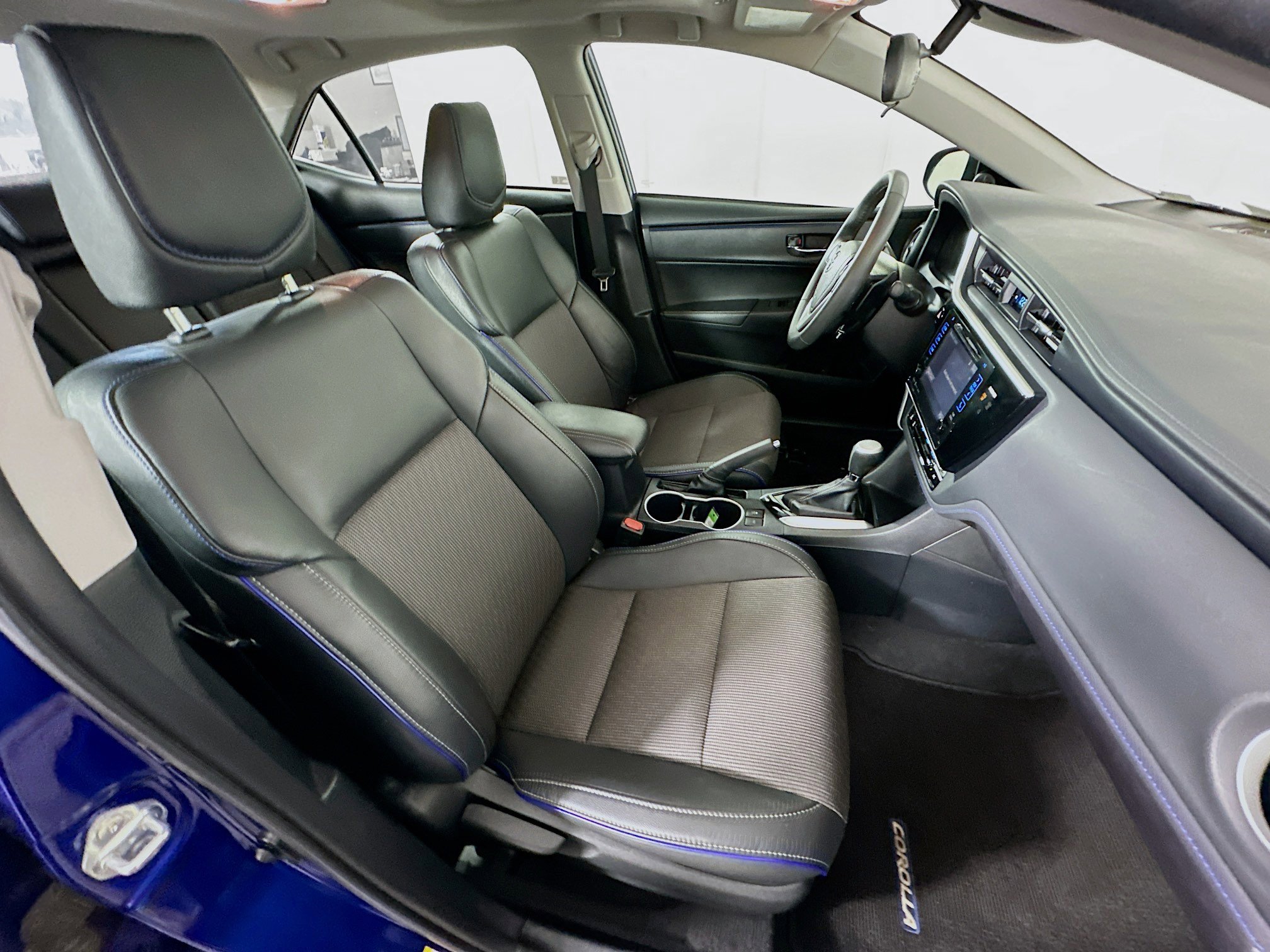 Used 2017 Toyota Corolla SE w/ SE Premium Package image 29