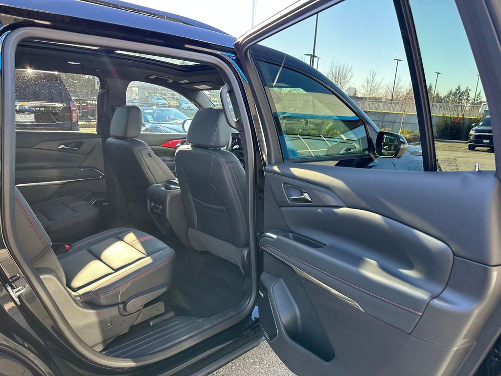 Used 2025 Chevrolet Traverse RS image 13