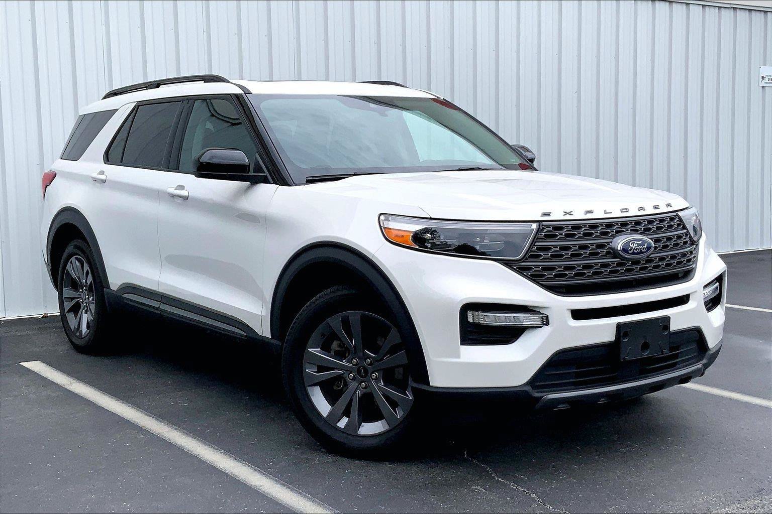 Used 2022 Ford Explorer XLT w/ Equipment Group 202A AWD/4WD image 2