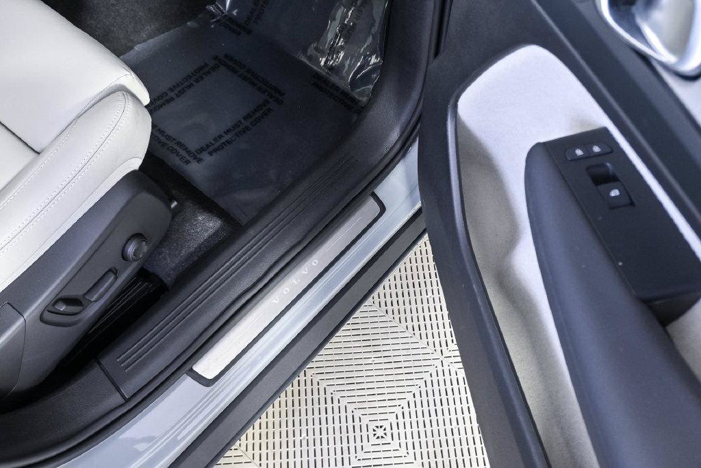 Certified 2026 Volvo XC40 B5 Plus AWD/4WD image 26