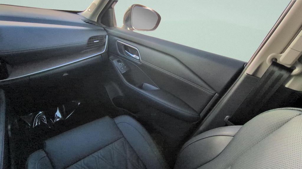 Certified 2025 Nissan Rogue Platinum FWD image 13