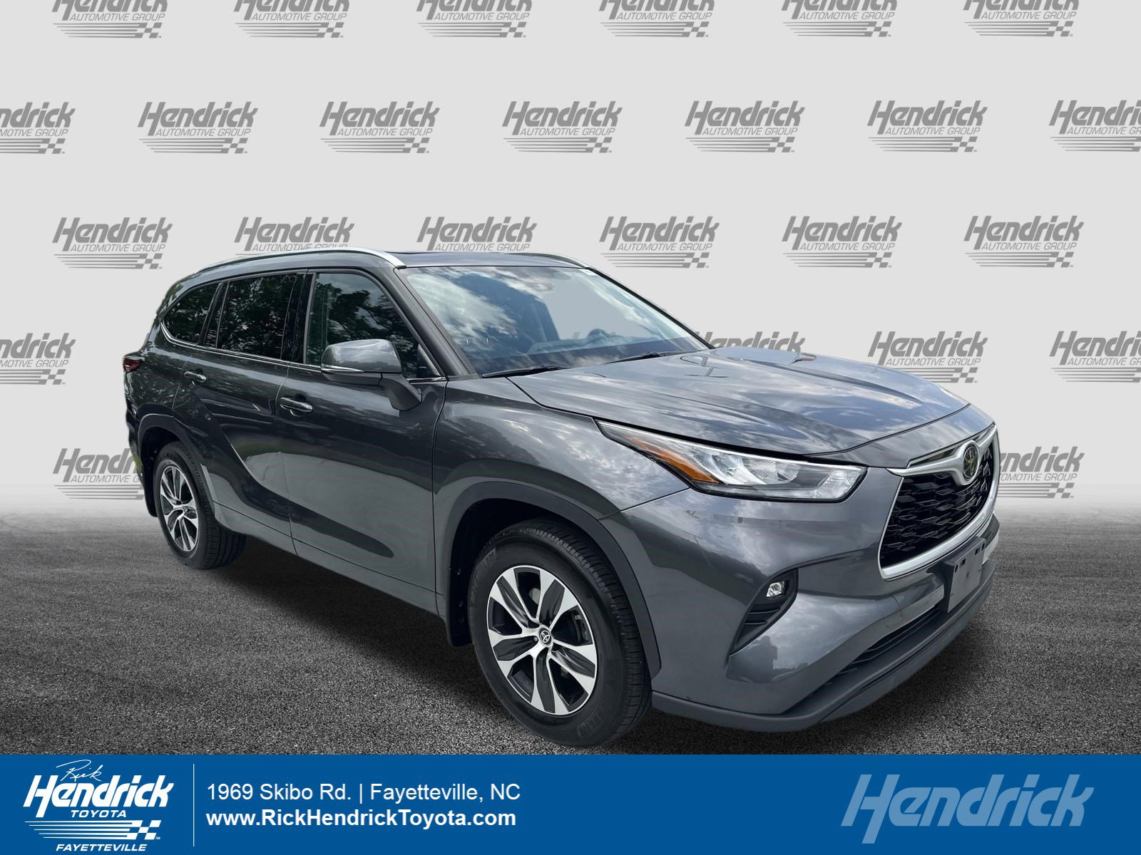 Used 2020 Toyota Highlander XLE AWD/4WD image 1