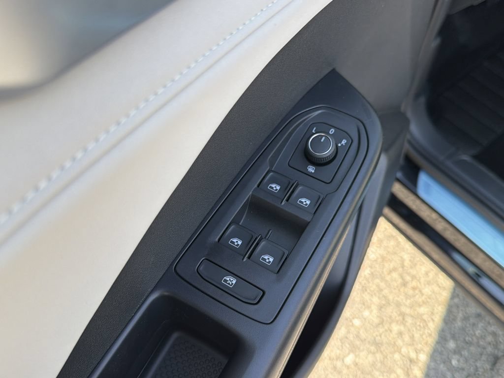 New 2026 Volkswagen Taos SE FWD image 24