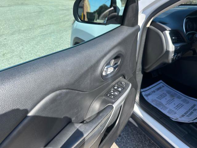 Used 2018 Jeep Cherokee Latitude Plus AWD/4WD image 19
