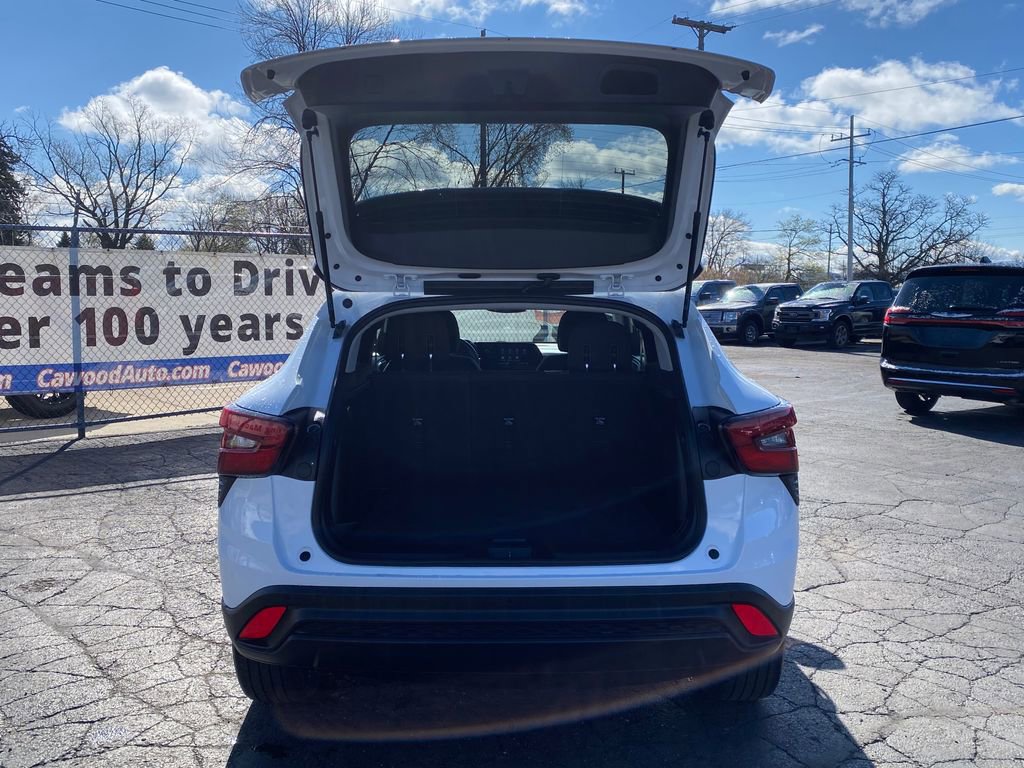 Used 2025 Chevrolet Trax LS w/ Driver Confidence Package FWD image 4