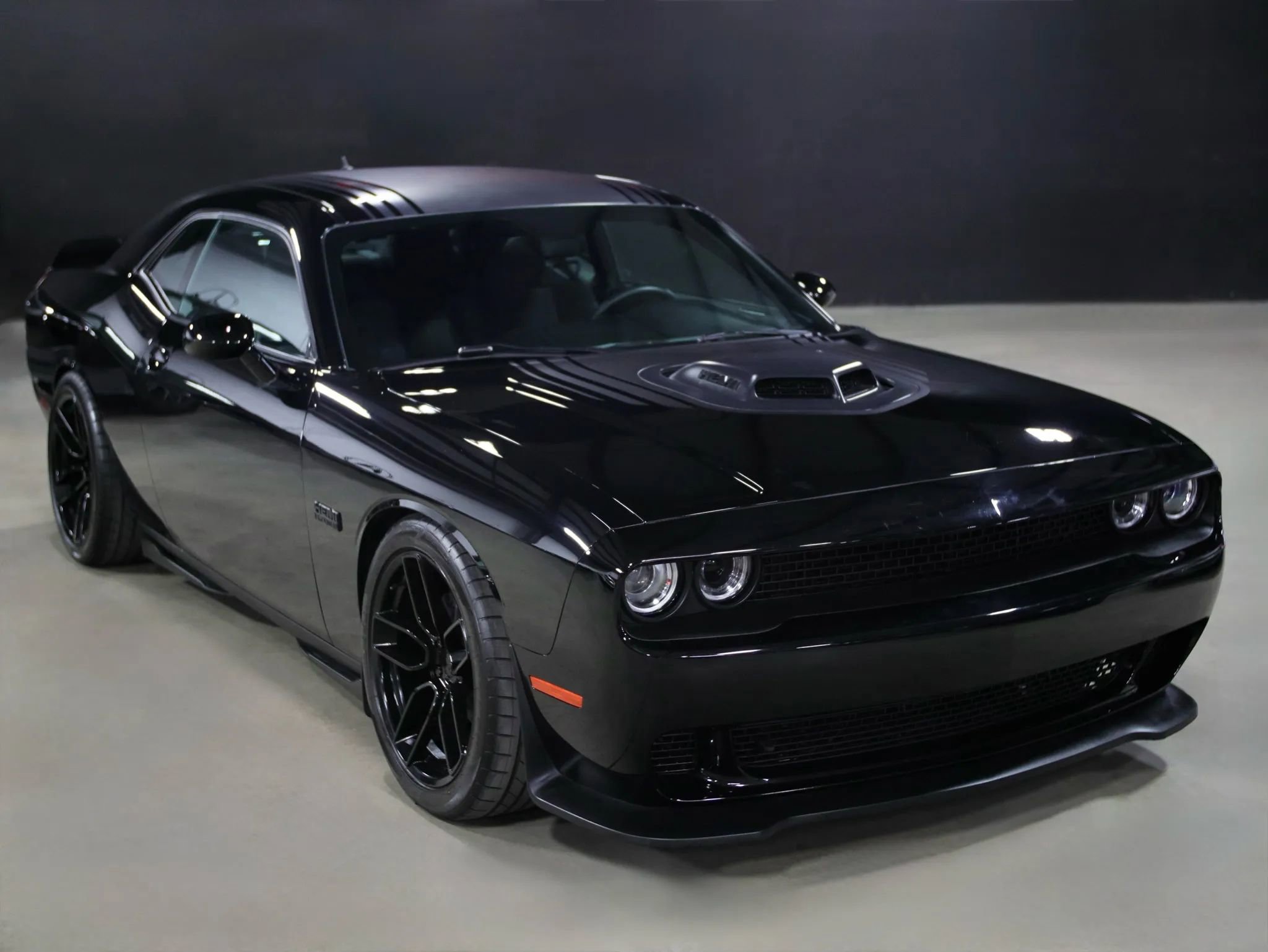 Used 2016 Dodge Challenger R/T image 2