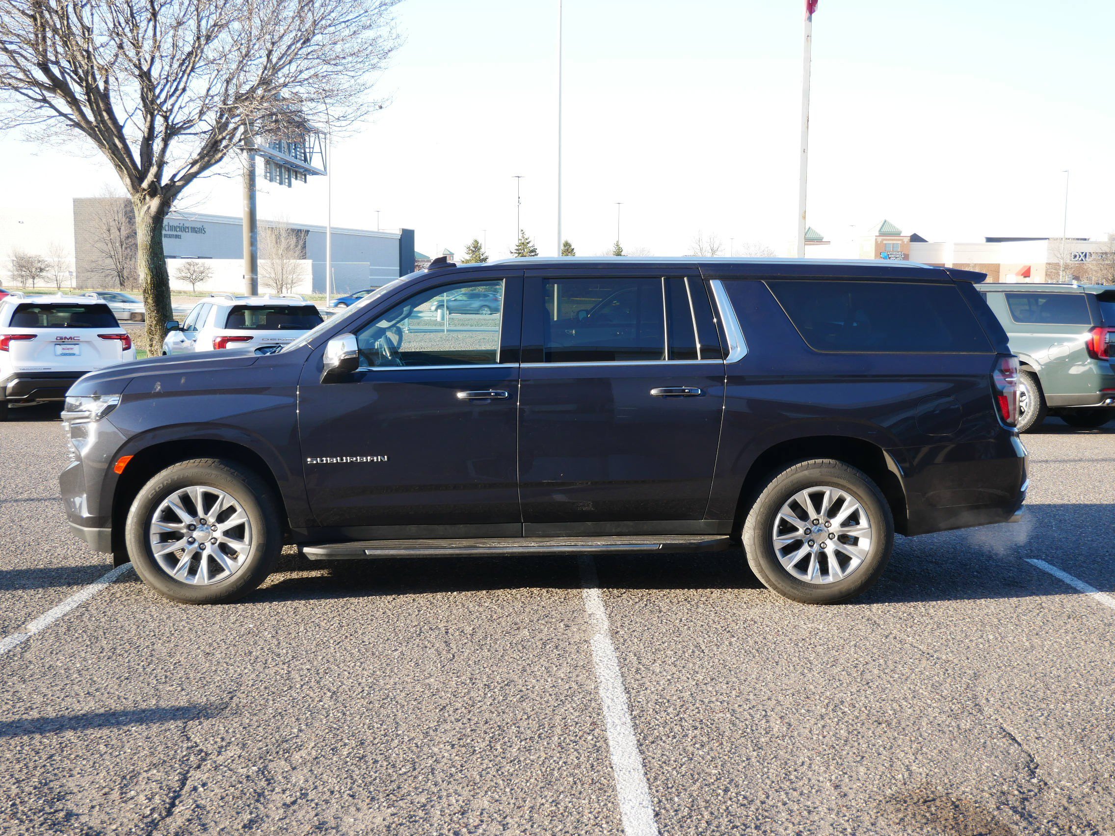 Used 2023 Chevrolet Suburban Premier image 3