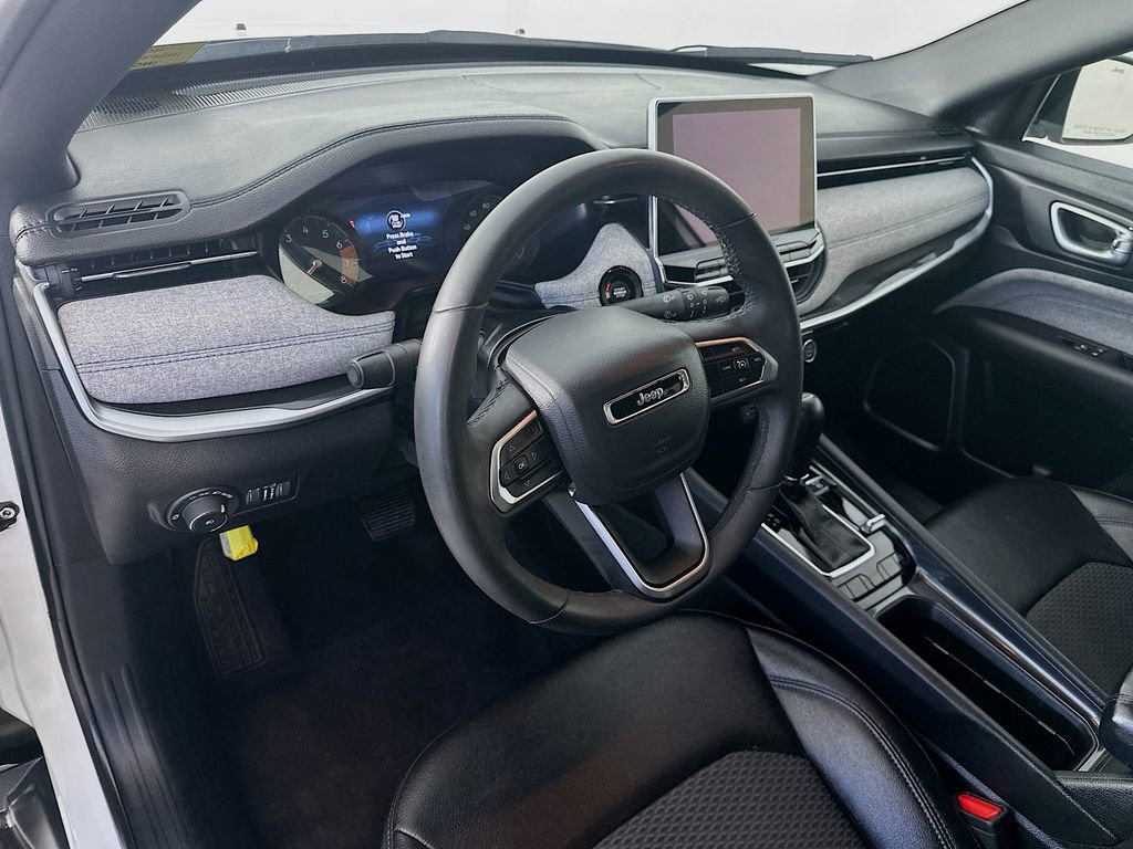 Used 2024 Jeep Compass Latitude image 30