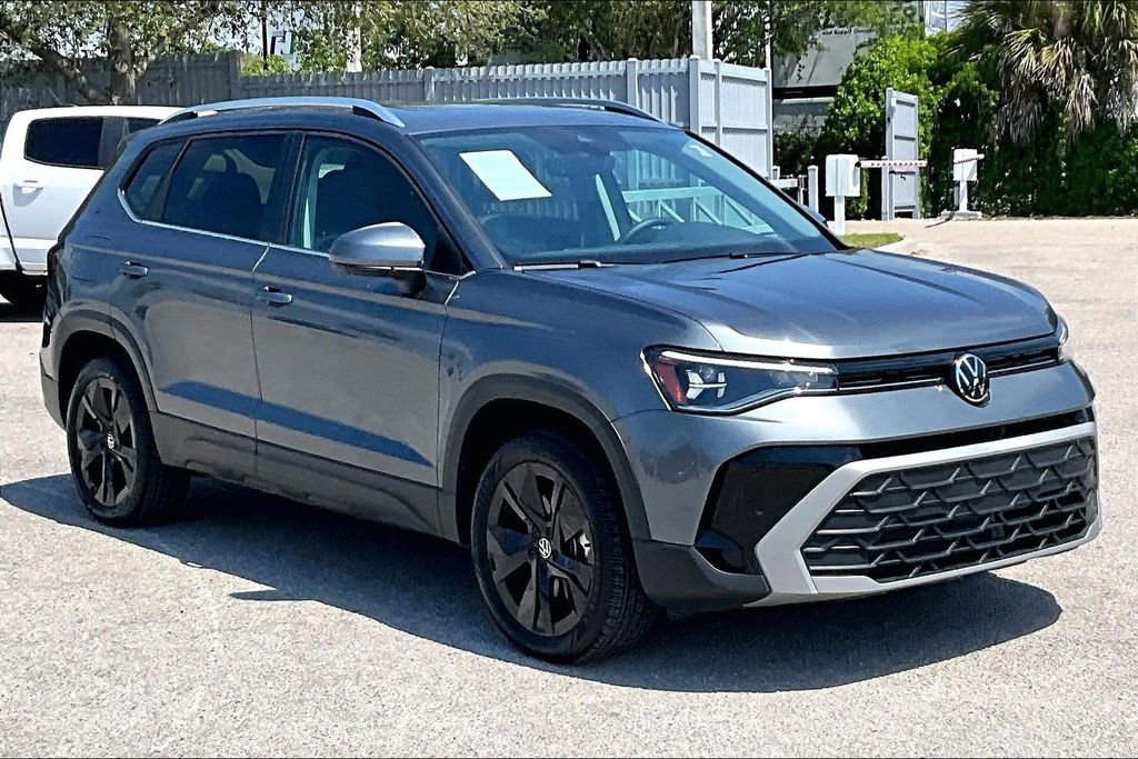 Certified 2025 Volkswagen Taos SE w/ Panoramic Sunroof Package image 2