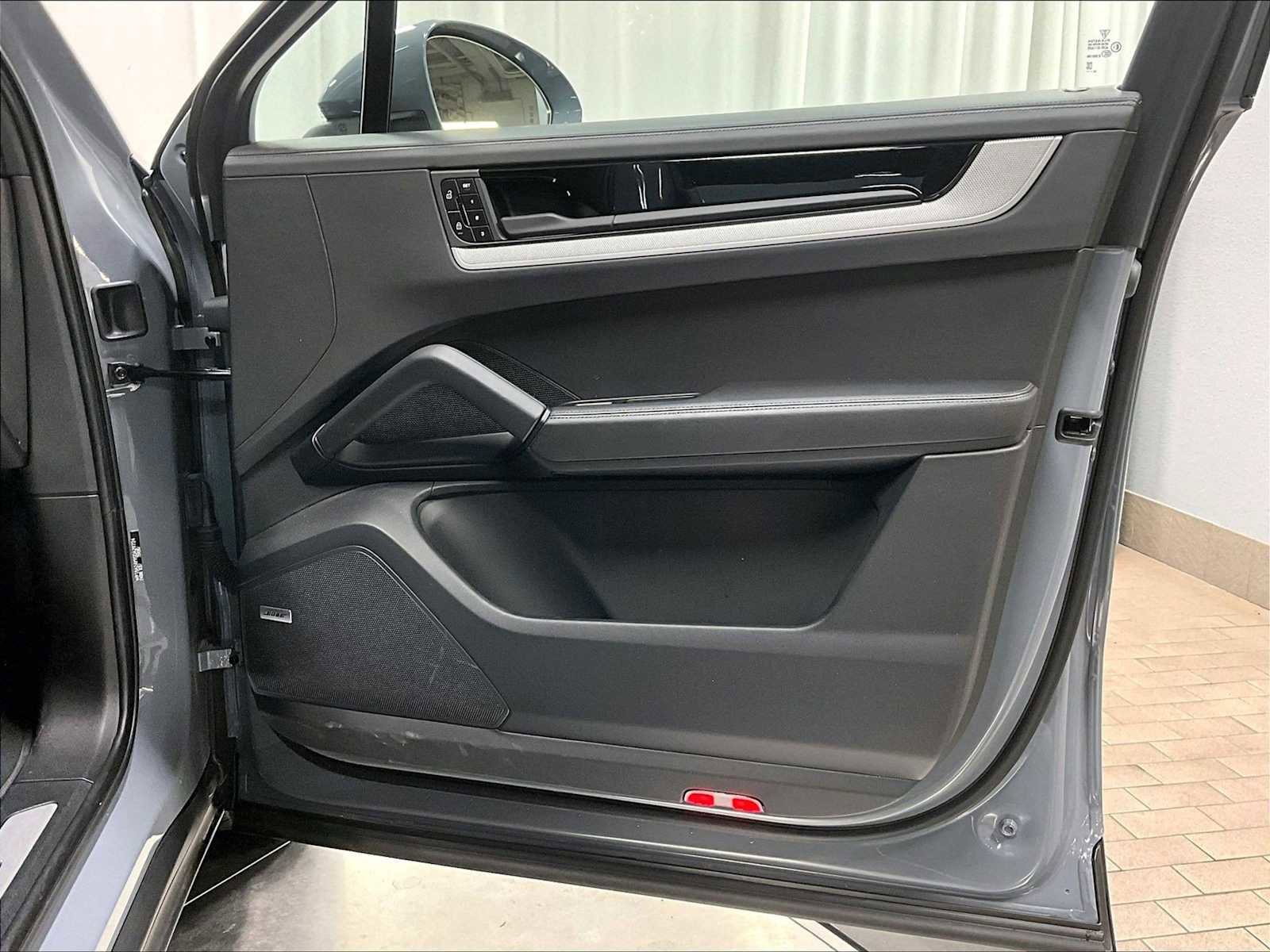 Used 2025 Porsche Cayenne Coupe image 29