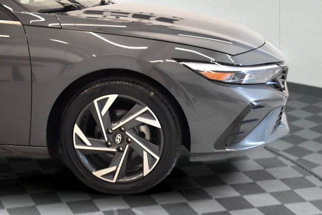 Used 2025 Hyundai Elantra SEL FWD image 13