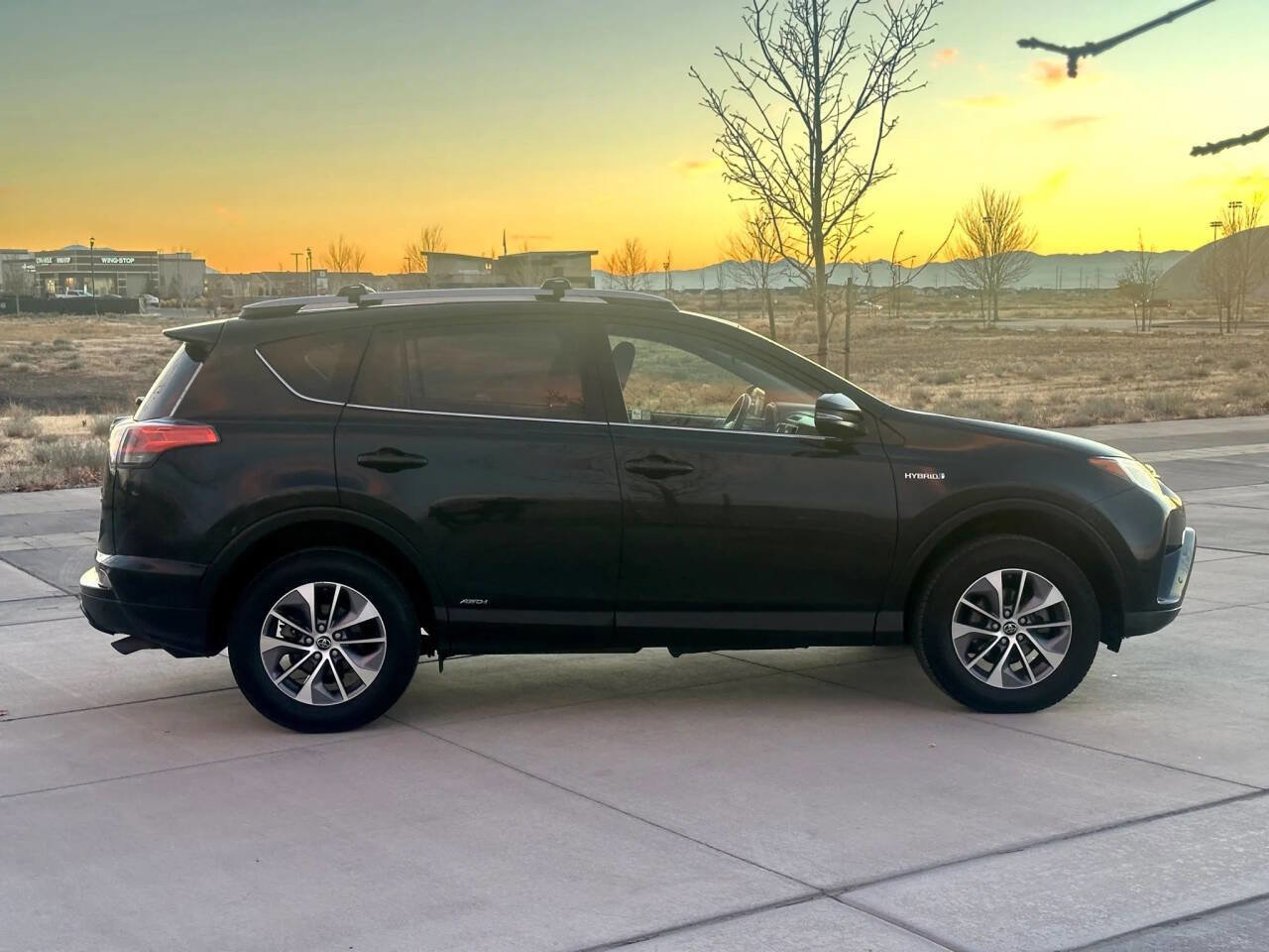 Used 2018 Toyota RAV4 LE image 4