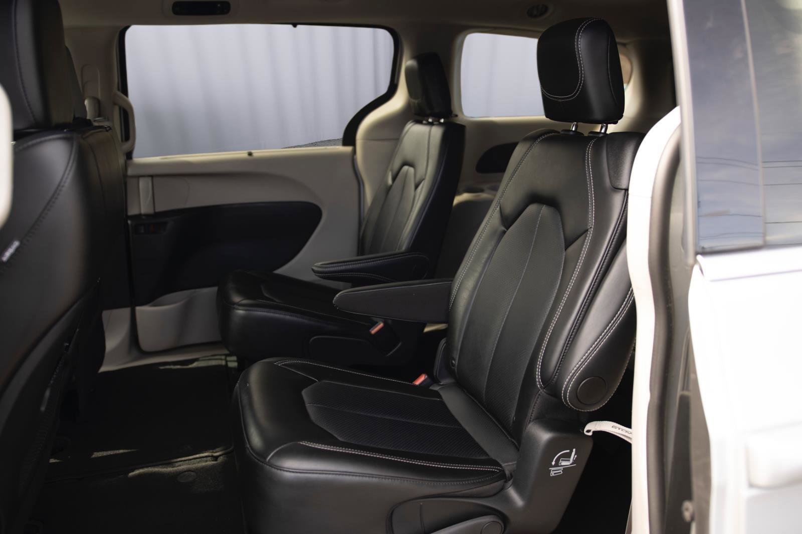 Used 2024 Chrysler Pacifica Touring-L image 17