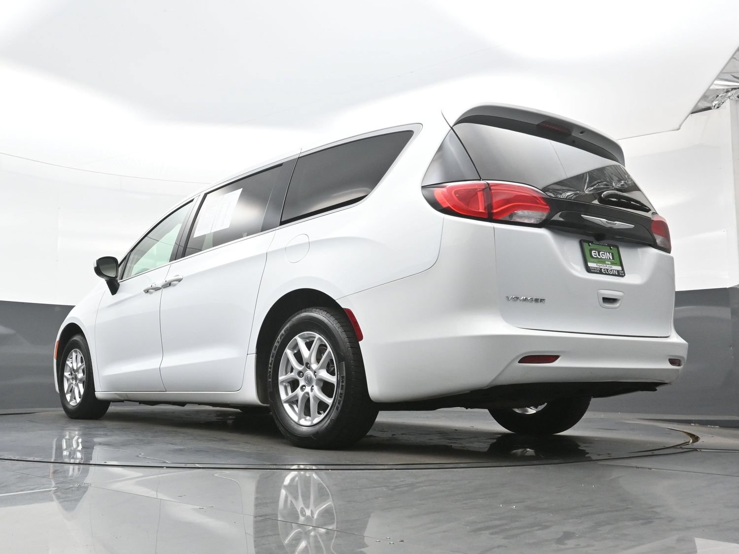 Used 2023 Chrysler Voyager LX FWD image 33