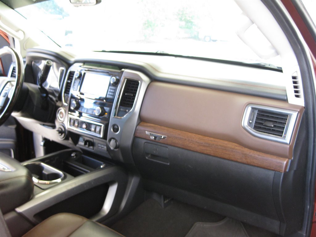 Used 2019 Nissan Titan Platinum Reserve image 34