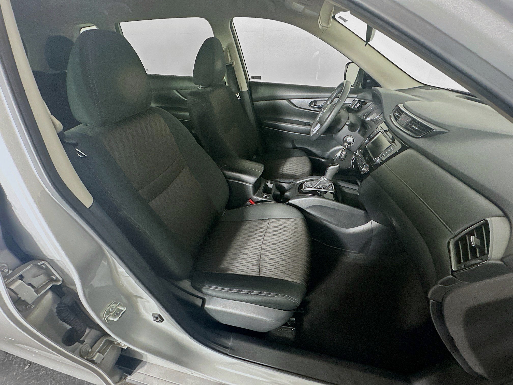 Used 2020 Nissan Rogue S w/ Special Edition Package FWD image 27