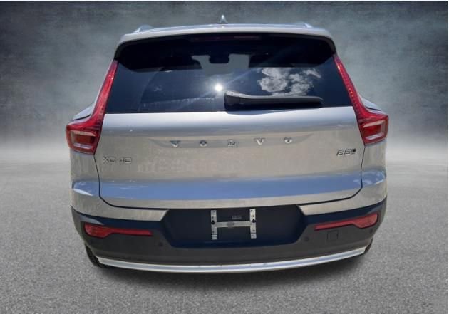 Used 2023 Volvo XC40 B5 Plus w/ Driver Assist Package AWD/4WD image 3