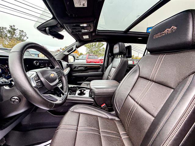 Used 2025 Chevrolet Suburban High Country AWD/4WD image 52