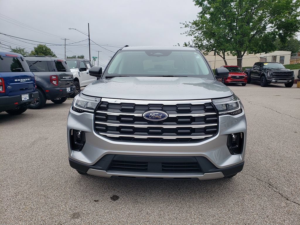 Used 2025 Ford Explorer Active w/ Active Comfort Package AWD/4WD image 2