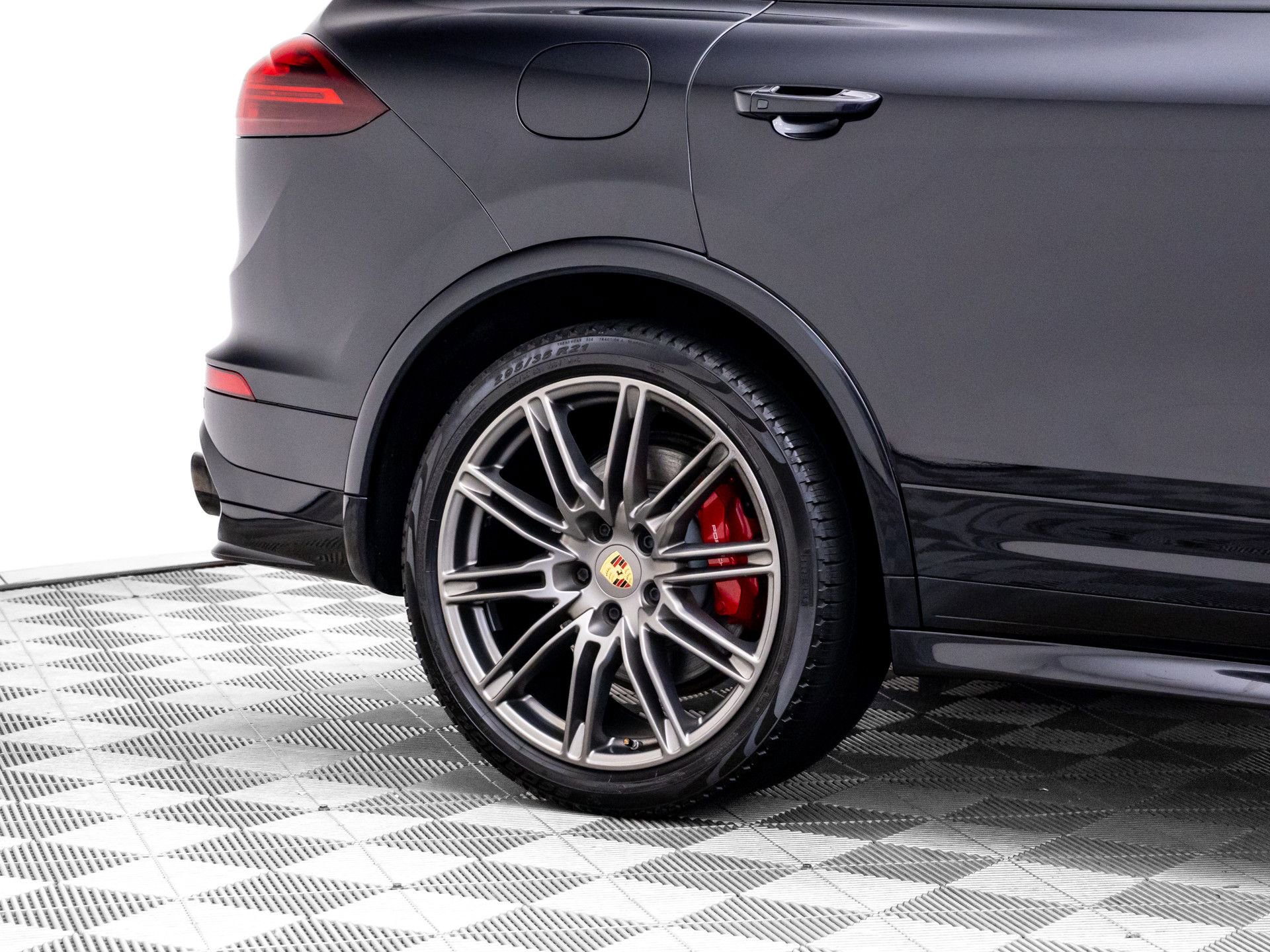 Used 2016 Porsche Cayenne GTS AWD/4WD image 34