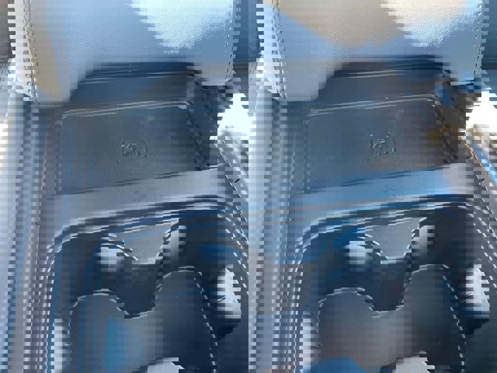 New 2024 Land Rover Defender 110 SE image 26